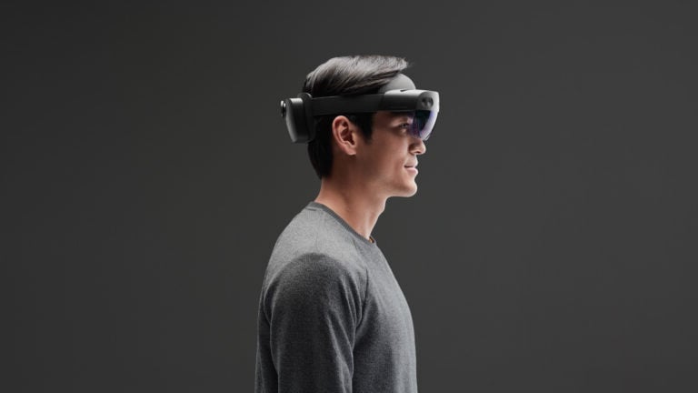 Mann trägt HoloLens 2 Mann trägt HoloLens 2