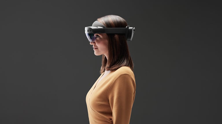 Frau trägt HoloLens 2 Frau trägt HoloLens 2